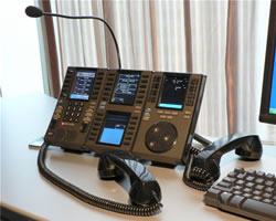 写真1　金融商品を売買するトレーダー向けのIP電話機「IQ/MAX」
