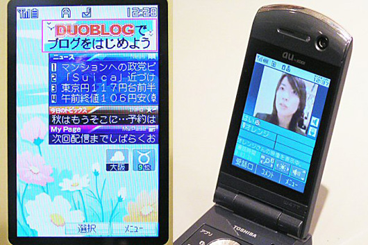写真2●KDDIの新サービス　左はニュースを自動配信する「EZニュースフラッシュ」，右はRev.Aの高速通信を利用したテレビ電話