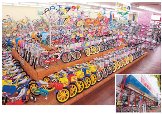 カラフルな色が並んだ千里丘店（大阪・吹田市）の子供用自転車コーナー。一車種に最低でも4色そろえる。同店ではPB商品を中心に1000台がずらりと並ぶ