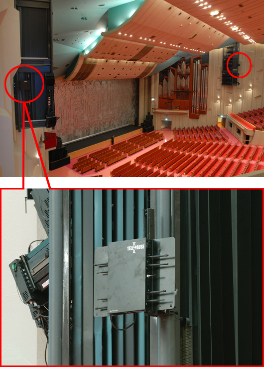 写真2●舞台両サイドのスピーカーの脇に携帯電話抑止装置が付いている。スピーカーの色と一体化しているのでパッと見るとよくわからない。下は携帯電話抑止装置をアップにしたところで，左右に出ているのがアンテナ。