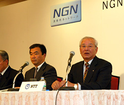 写真1　NTT持ち株会社の和田紀夫社長（右）