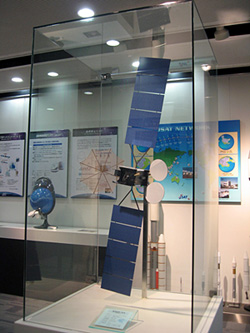 写真2●横浜衛星管制センター内の展示スペースにあったJCSAT-5Aの模型
