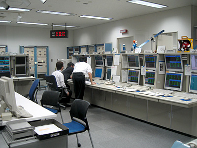 写真3●横浜衛星管制センター内の管制室