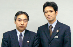 写真1●松本英己施設管理課長（左）と松井志信大阪情報システム課長（右）