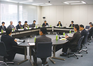 写真　2月15日に開催された総務省のモバイルビジネス研究会（第3回）の風景