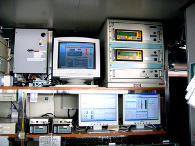 写真6●右上の四角い機械がGPS本体。かなり大がかりな装置だ。GPSの測定結果を左側のモニターに映す。