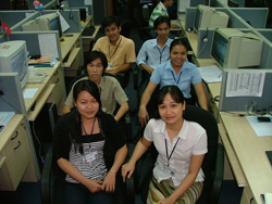 写真2●ホーチミンにあるクァンテックでPSP向けeラーニング・ソフトの開発に携わる技術者
