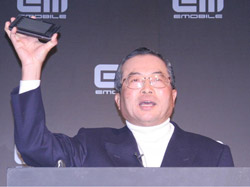 写真1　イー・モバイルの千本倖生・代表取締役会長兼CEO
