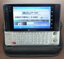 写真2　Windows Mobileを搭載するシャープ製の新端末「EM・ONE」（エム・ワン）