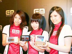 写真3●シャープ製のスマートフォン型端末「EM・ONE」（エムワン）