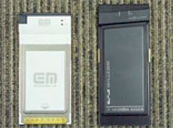 写真1●イー・モバイルのデータ通信カード「D01NE」（左）とウィルコムの「AX530IN」（右）