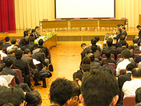 写真1●総務省が2006年12月に開催したBWAカンファレンスの様子　免許取得を希望する14の企業・自治体などが計画中の事業内容を公表した。