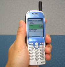 写真2●FLASH-OFDMの携帯端末