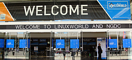 写真3●サンフランシスコ，モスコーネセンターに設定されたLinux World会場の入り口
