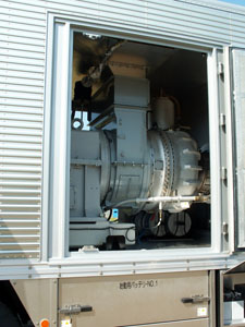 写真4●NTTドコモの移動電源車（大型）の内部。大型の発電機や始動用のバッテリーが搭載されている
