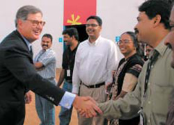 写真1●インドを訪問しIBMインドの社員と交流したサミュエル・パルミサーノ会長兼CEO（2006年6月）