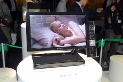 ソニーが2007年12月に発売する有機ELパネル搭載11V型テレビ「XEL-1」