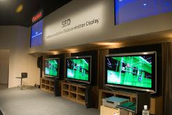 2006年10月に開催された「CEATEC JAPAN 2006」で展示されたSED社のSEDモニター。キヤノンと東芝による合弁会社としてスタートしたSED社だが、キヤノンの持つSED関連技術に対する米国訴訟の影響から2007年1月に東芝が撤退し、キヤノンの完全子会社として再スタートした。2006年3月には「2007年7月に量産開始」という発表も行われたが、現状の製品化予定は不透明だ