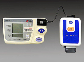 PHSのデータカードを装着した「d-converter」と血圧計を接続した状態