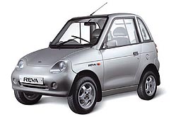 写真１●「REVA」タケオカ自動車工芸が開発・販売。3年前からインド企業に製造を委託し、生産コストを下げている。鉛電池と誘導モーターを採用している