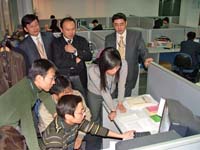 写真2●中国・大連にある東軟集団の開発拠点を視察する山本室長（後方左から2人目）と東軟の技術者たち