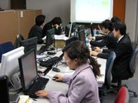 写真3●福岡県にあるトライアルカンパニー本社のIT部門で働く中国人技術者（手前）