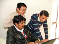写真2●中国・上海の開発拠点で中国人技術者の質問に答えるインド人幹部