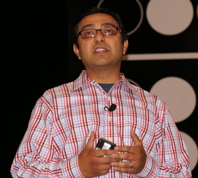 写真1●開発者会議の基調講演に立つ米グーグルのヴィック・ガンドトラ副社長