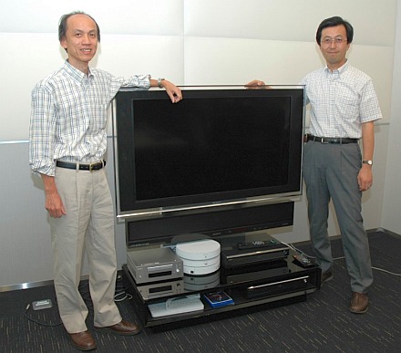 Linuxを搭載しているソニー製品の例。左が堀昌夫氏，右が上田理氏