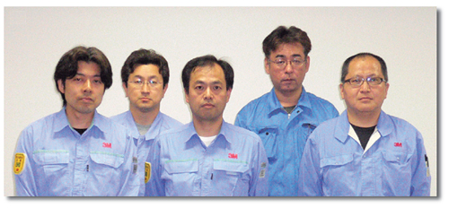 写真2●岩手スリーエムでプロジェクトを推進したメンバー、前列右が矢萩剛サイトIT部マネジャー