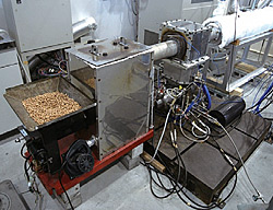 木質ペレットの燃焼熱を利用するスターリングエンジンのコージェネシステム。写真は検証用のシステム