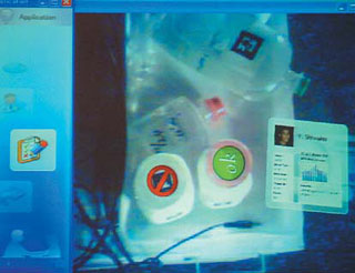 写真3●Docterraの動作画面例。Webカメラとビューアと組み合わせて，患者のカルテや利用できない薬などをリアルタイムに表示できる