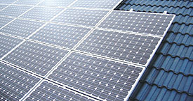 サンテックパワーが日本で販売する住宅用の太陽電池モジュール。既存の屋根の上に設置するタイプ