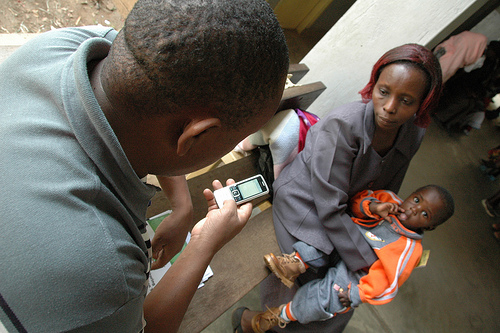 写真1●ナイジェリア政府の職員は携帯電話を片手に村々を巡回している