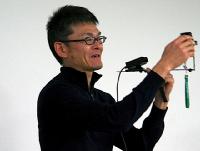 写真3●頓知・CTOの近藤純司氏。手に持つのは、「セカイカメラ」デモ用の機材。名付けて「近藤くん」