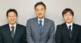 写真1●左からコベルコシステムの林秀明氏，神戸製鋼所の林高弘氏，コベルコシステムの小山稔晃氏