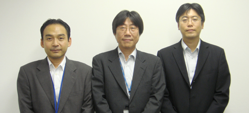 写真1●OKI-CSIRTに所属する橘 喜胤さん（左），原田 融さん（中），佐藤 正也さん（右）