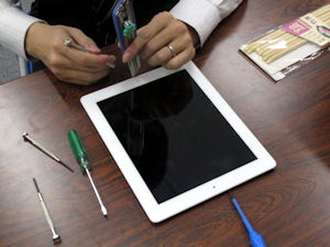 「iPad 2」を分解！