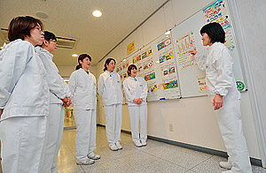 写真1●アヲハタジャム工場（広島県竹原市）の従業員は3分の2が女性。現場起点の改善活動も女性主体で意見を出し合っている