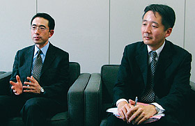 写真1●お客さま満足推進室の島田聡室長（左）と崎山篤樹調査役