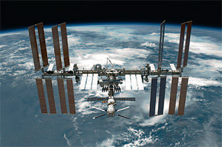 写真2●高度350kmを時速2.8万kmで飛行する国際宇宙ステーション