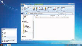 図3●Windows 8のデスクトップ画面。スタートスクリーンでDesk topと書かれたタイルをタッチすると表示される