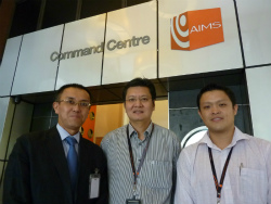 写真5●KDDIマレーシアの井深円 社長（左）、AIMSのロイド・リー セールス部門VP（中央）、AIMSのロン・サム クライアントマネジャー（右）