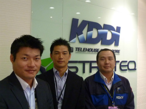 KDDIシンガポールの中村哲也シニアディレクター（左）
