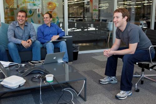 FacebookのMark Zuckerberg CEO（右）