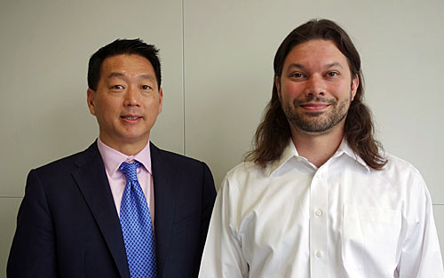 写真●米キュムラスネットワークス（Cumulus Networks）の最高技術責任者（CTO）を務めるノーラン・リーク氏（右）とビジネスデベロップメント担当のウイリアム・チュー氏