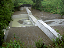 工期短縮に成功した宮崎県のダムの現場を視察する博士