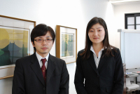 マーケティング本部プロダクトマーケティング部シニアスペシャリストの吉沢建哉氏（写真左）とSE本部エンジニアの倉持由紀子氏（写真右）