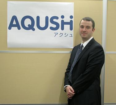 写真●「AQUSH（アクシュ）」を立ち上げたラッセル・カマー代表取締役社長