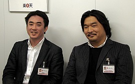 写真●iアプリ版ドコモマーケット対応の4アプリを企画・制作した楽天 編成部の皆川博信氏（左）と石川智哉氏（右）